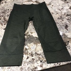 Lululemon miss green size 6 crop